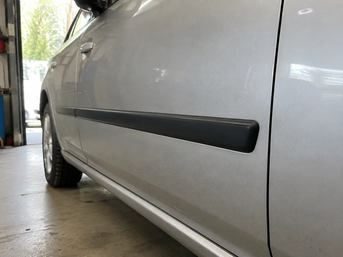 Illustrated application: Black side moulding on a silver vehicle door